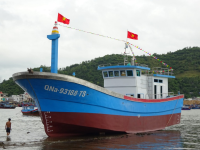 Hạ thủy tàu cá lưới rê vỏ composite DUY NGHĨA 01