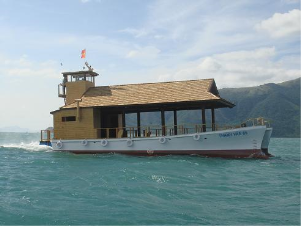 Hạ thủy tàu hai thân vỏ composite đầu tiên do Việt Nam thiết kế và thi công
