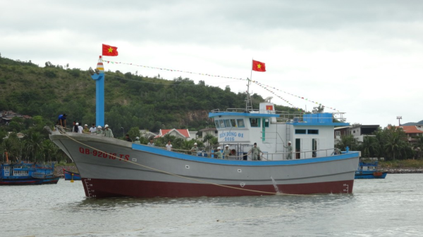 Hạ thủy tàu cá lưới rê vỏ composite BIỂN ĐÔNG 01