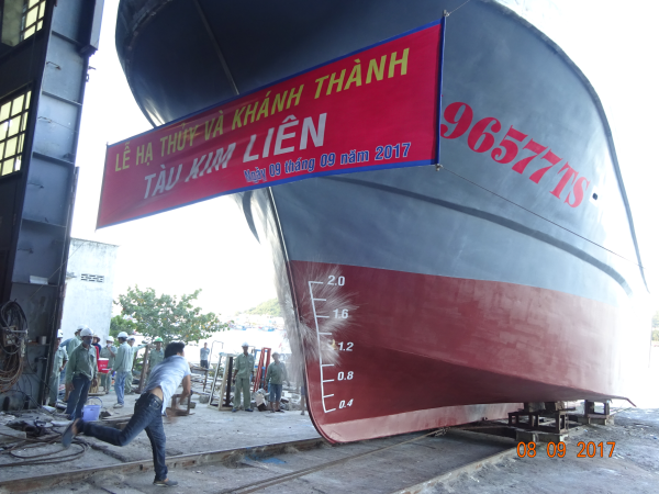 Hạ thủy tàu cá lưới rê vỏ composite KIM LIÊN 2017