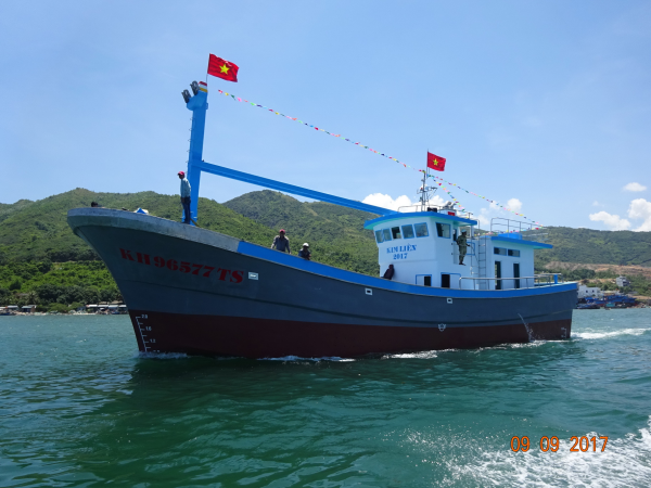 Hạ thủy tàu cá lưới rê vỏ composite KIM LIÊN 2017